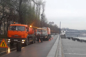 Очистка ливнестоков вдоль набережной Москва-реки на территории Парка Культуры и отдыха им. Горького
